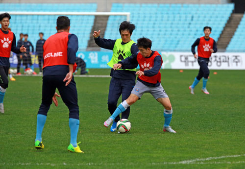 대구FC 선수들이 충주와의 43라운드 원정 경기를 앞두고 12일 대구스타디움에서 훈련하고 있다. 대구FC 제공