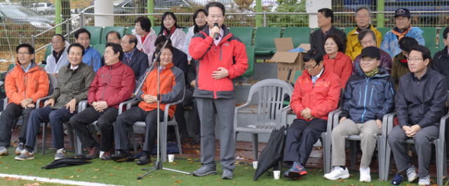 13일 대구 북구 강변축구장에서 열린 새누리당 대구시당 당원단합 체육대회에서 류성걸 대구시당 위원장이 대회사를 하고 있다. 성일권 기자 sungig@msnet.co.kr