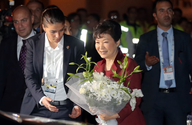 박근혜 대통령이 15일 새벽 제10차 주요 20개국(G20) 정상회의가 열리는 터키 안탈리아에 도착, 여성 경호원의 안내를 받으며 의전차량에 탑승하고 있다. 연합뉴스