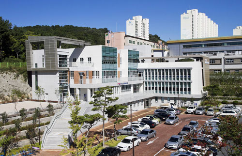 성서노인종합복지관은 한국 전통 공간인 마루, 마당 등의 개념을 최대한 살려 자연, 인간이 함께하는 열린 공간을 만들어냈다. 대구시 제공