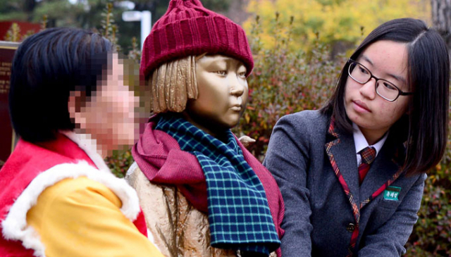 17일 경북 포항 환호해맞이 공원에서 열린 평화의 소녀상 제막식에서 위안부 피해자 박 모(87) 할머니와 독도 글짓기 대회에서 받은 상금으로 소녀상에게 목도리와 모자를 선물한 환호여중 유채연(14) 학생이 소녀상의 손을 꼭 잡고 있다. 김영진 기자 kyjmaeil@msnet.co.kr
