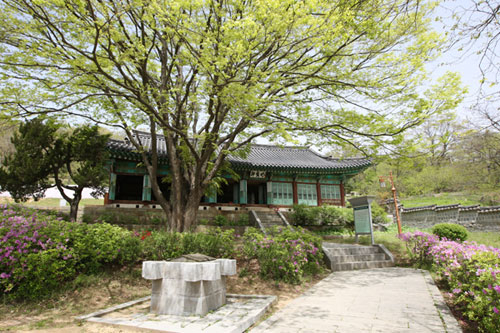 몽골의 침입에 대항하기 위해 강화로 옮긴 후 지은 왕궁터인 고려궁지.