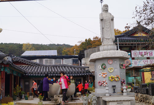 팔만대장경을 보관했던 선원사에 관광객들의 발길이 이어지고 있다. 선원사는 1976년 동국대학교 강화학술조사단에 의해 발견돼 복원이 추진되고 있다.