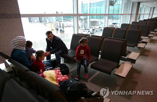 사진. 공항에서 대기 중이 난민들. 연합뉴스 출처