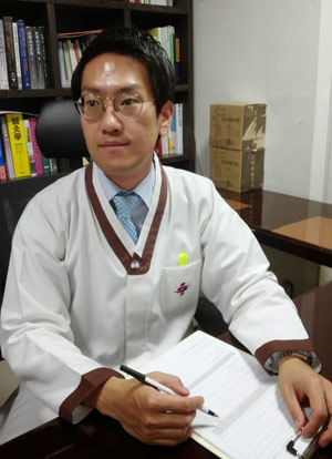 문진복 인다라한의원 대구점 원장이 진료실에서 환자와 대화를 나누고 있다. 인다라한의원 제공