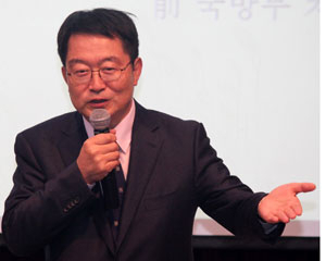 백승주 전 국방부차관이 18일 현직에서 물러난 후 처음으로 고향인 구미를 찾아 금오공대 학생