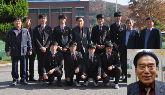 11일 발표된 서울시 공무원 합격생 8명과 교사들이 기념촬영을 하고 있다. 사진 왼쪽부터 신기호 철도전기과 교사, 최원규 진로취업부장, 박천우 학생, 최진규 학생, 권희태 교장, 윤재호 학생, 조어진 학생, 송진욱 교감, 김상섭 토목시스템과 교사, 최진혁 학생, 김원기 학생, 권순현 학생, 최형진 학생. 작은사진은 권희태 교장. 상주공고 제공