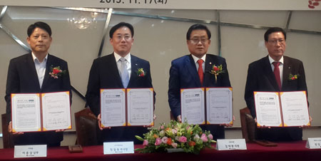 17일 구미 비산동 LG러닝센터에서 안인호 구미시 지역농협운영협의회위원장, 새누리당 김태환 국회의원, 정철동 LG디스플레이 부사장, 이종상 아워홈 상무(오른쪽부터)가 구미쌀 소비 촉진 MOU를 체결했다. 이창희 기자