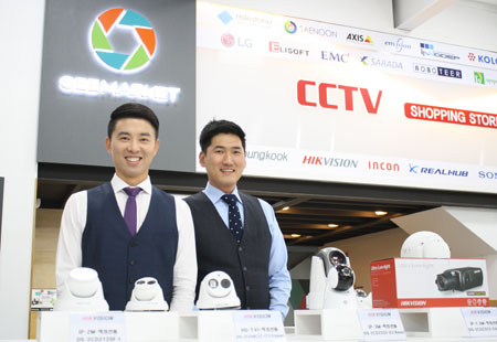 19일 대구 북구 유통단지에 문을 연 CCTV 전문 백화점 씨마켓의 이상섭(왼쪽)