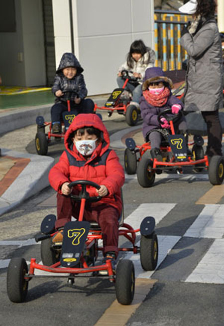 대구 수성구 황금동 어린이교통랜드로 견학 온 어린이들이 교통 안전교육을 받고 있다. 매일신문 DB