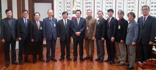 지방분권개헌국민행동 대표단은 19일 정의화(가운데) 국회의장을 만나 헌법 제1조에 지방분권국가임을 명시하는 내용 등을 담은 지방분권 헌법개정안을 제안했다. 지방분권개헌국민행동 제공