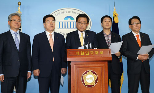 새누리당 이철우, 김광림, 김태환, 장윤석, 김종태 의원(왼쪽부터)이 19일 오후 국회 정론관에서 선거구 획정에 대한 경북지역 의원들의 입장을 밝히는 기자회견을 하고 있다. 연합뉴스