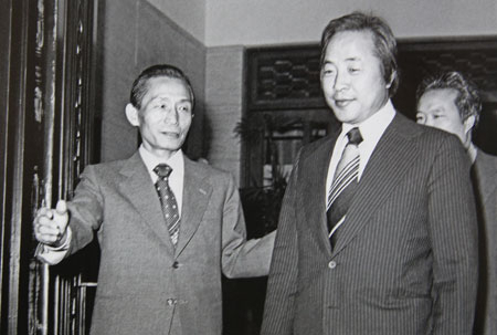 1975년 5월 청와대에서 당시 김영삼 신민당 총재를 접견하는 박정희 대통령의 모습. 연합뉴스