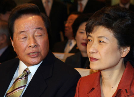 2005년 11월 당시 한나라당 박근혜 대표와 세종문화회관에서 열린 박진 출판기념회에서 만나 환담하는 모습. 연합뉴스