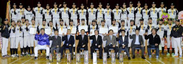 제70회 청룡기 전국고교야구선수권대회에서 우승을 차지한 대구 상원고교 야구부원들이 19일 상원고에서 열린 환영대회에서 기념촬영을 하고 있다. 성일권 기자 sungig@msnet.co.kr