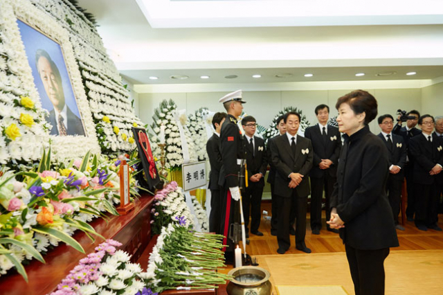 박근혜 대통령이 23일 오후 서울대병원에 마련된 고(故) 김영삼 전 대통령의 빈소를 찾아 조문하고 있다. 연합뉴스 (끝)