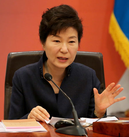 박근혜 대통령이 24일 청와대에서 열린 국무회의에서 모두발언하면서 불법 폭력시위 엄단 방침을 밝히고 있다. 연합뉴스