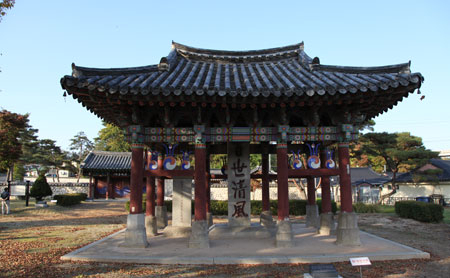 충남 금산군 부리면 불이리에 있는 백세청풍비각과 뒤편에 보이는 청풍사. 불이리는 길재의 후손들이 많이 사는 해평 길씨 집성촌으로 길재를 기리는 사당인 청풍사와 청풍서원, 서원 내 백세청풍비 등 유적이 많이 있다. 금산군청 제공