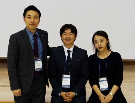 전국 추계학술대회에서 최우수상을 차지한 대구보건대학교 방사선과 교수와 학생들이 발표현장에서 기념촬영을 했다. 왼쪽부터 김영재 교수, 이동현, 송혜리 씨. 대구보건대 제공