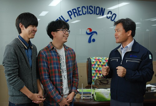 자동차 차체 금형을 전문적으로 제조하는 (주)태일정밀은 현대차와 기아차의 최우수 협력사로 선정된 우수 기업이다. 지난해 연매출 75억원을 달성한 데 이어 올해 매출 100억원을 목표로 하고 있으며, 20대 청년 직원을 다수 고용해 높은 수준의 대우를 제공한다. 태일정밀 한상동 대표가 대학생들에게 회사 소개를 하고 있다.
