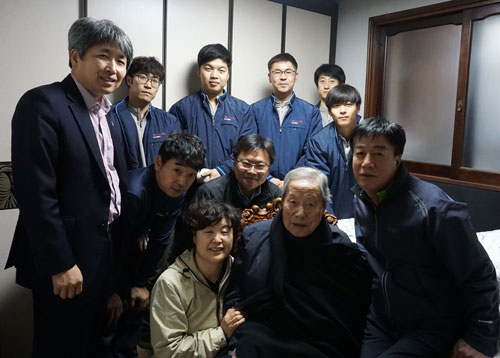 사진=종합 홈 인테리어 전문기업 한샘이 25일 독립유공자인 이갑상(가운데) 애국지사가 사는 대구 서구 내당동 노후 아파트에 대해 인테리어와 가구를 무상 제공하는 