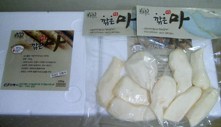 안동시농업기술센터는 안동 대표 특산품인 산약(마)을 깎은 뒤 유통시키는 가공기술을 개발, 상용화했다. 껍질을 벗긴 뒤 유통 과정에서 변색되는 현상도 방지돼 향후 마 소비가 크게 늘어날 수 있을 것으로 보인다. 사진은 개발된 깎은 마 상품. 안동시농업기술센터 제공
