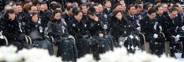 26일 오후 국회에서 열린 고 김영삼 전 대통령 국가장 영결식에서 부인 손명순 여사, 장남 은철 씨, 차남 현철 씨 등 유가족들이 슬픔을 달래고 있다. 연합뉴스