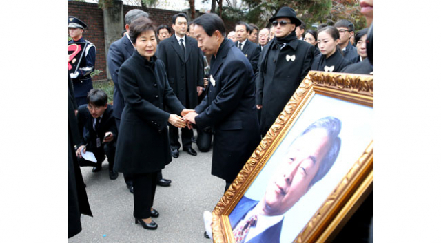 박근혜 대통령이 26일 서울대병원에서 떠나는 고 김영삼 전 대통령 운구차 앞에서 차남 현철 씨 등 유족들과 인사하고 있다. 연합뉴스