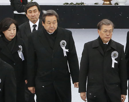 김무성 새누리당 대표. 문재인 새정치민주연합 대표, 심상정 정의당 대표 등이 26일 국회에서 열린 고 김영삼 전 대통령 국가장 영결식에서 헌화 및 분향을 마친 뒤 자리로 향하고 있다. 연합뉴스