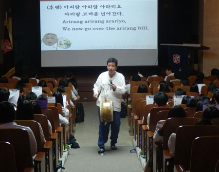허 교수가 청소년들을 상대로 영어민요 노래 부르기 지도를 하고 있다.