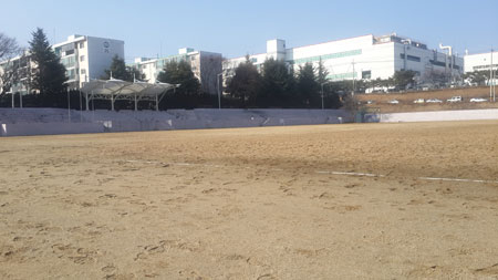 구미 1국가산업단지 내 공단운동장. 이곳엔 구미 지식산업센터를 비롯해 오피스텔 등이 신축될 계획이지만 계속 늦춰지고 있다. 이창희 기자