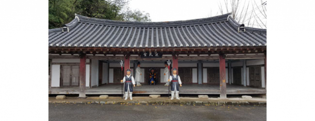 조선시대 세워진 장기관현은 현재 장기면사무소 주차장으로 옮겨 왔다.