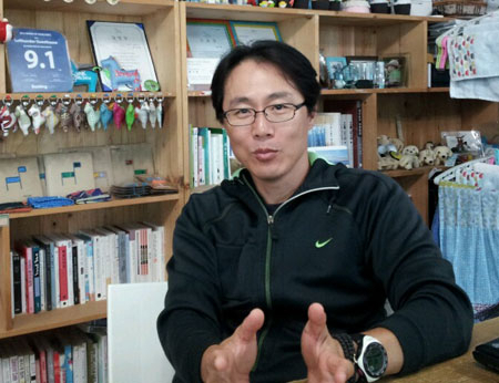 오름투어에 나선 여행객들. 류기현 씨는 오름에 오르면 제주도의 속살이 보인다고 했다.