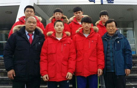 제15회 제주컵전국유도대회가 열린 제주 한라체육관에서 포즈를 취한 김천중앙고 유도 선수단. 김천중앙고 제공