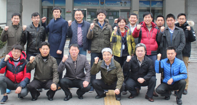구미경찰서 이영동(앞줄 오른쪽에서 세 번째) 수사과장을 비롯한 경제범죄수사관들이 파이팅을 외치고 있다. 정창구 기자