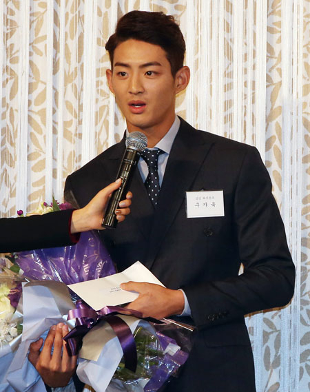 2일 서울 플라자호텔에서 열린 조아제약 프로야구 대상 시상식에서 신인상을 받은 삼성 라이온즈 구자욱이 소감을 말하고 있다. 연합뉴스