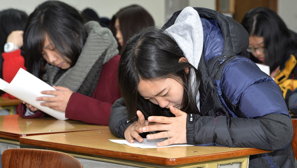 2016학년도 수능 성적표가 배부된 2일 대구 정화여고 3학년 교실에서 수험생들이 긴장된 표정으로 점수를 확인하고 있다. 성일권 기자 sungig@msnet.co.kr