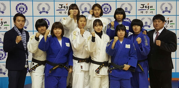 제15회 제주컵전국유도대회 여자 대학부 단체전에서 우승한 대구과학대 선수단이 포즈를 취했다. 대구과학대 제공