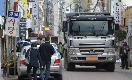 3일 상가 밀집지역인 대구 중구 종로골목에 신축건물 공사로 인해 덤프트럭이 드나들어 주변 상인들이 보행자 안전 문제와 분진 문제를 호소하고 있다. 성일권 기자 sungig@msnet.co.kr