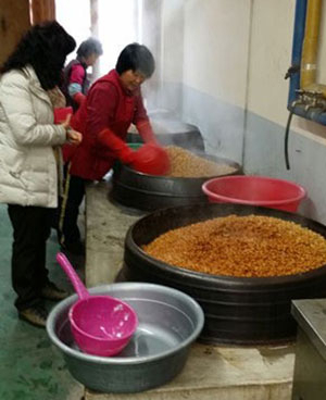 영주 부석면 남대리에서 된장을 만드는 제조자들이 가마솥에 부석태를 삶고 있다. 영주 마경대 기자