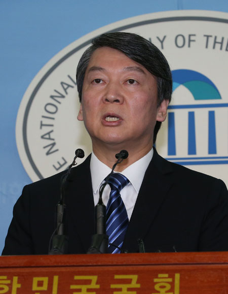 새정치민주연합 안철수 전 공동대표가 6일 오전 국회 정론관에서 기자회견을 갖고 문재인 대표에게 혁신 전당대회 제안을 수용할지 거부할지를 밝히라고 말하고 있다. 연합뉴스