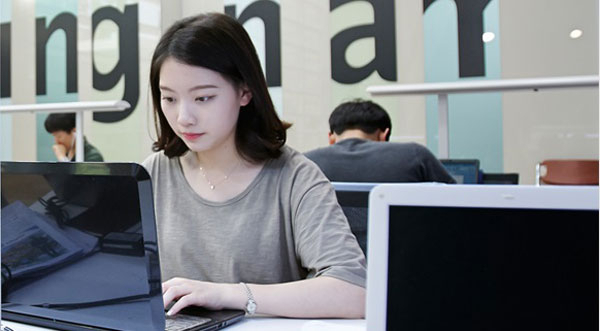 중앙도서관에서 공부하고 있는 학생들. 영남대 제공
