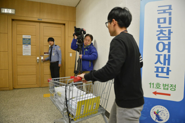 농약 사이다 사건 국민참여재판이 시작된 7일 오전 대구지방법원에서 한 직원이 재판에 쓰일 서류를 법정 안으로 운반하고 있다. 우태욱 기자 woo@msnet.co.kr