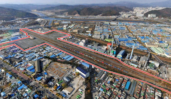 KTX 서대구역사가 건립되면 대구 남서부 지역의 산업단지 기업 및 지역 주민들의 KTX 접근성 등 교통 편의는 물론 지역균형발전에 크게 도움이 될 것으로 기대되고 있다. KTX 서대구역사가 들어설 옛 서대구화물역 부지 전경과 KTX. 매일신문 DB