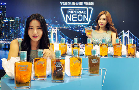페르노리카 코리아는 7일 부산 메가마트 동래점에서 임페리얼 네온 가정용 제품 출시를 기념해 영남지역에 제품을 선보이는 행사를 열었다. 페르노리카 코리아 제공