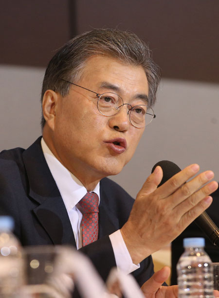 새정치민주연합 문재인 대표가 8일 오전 서울 중구 프레스센터에서 열린 관훈클럽 토론회에 참석, 당 혁신안과 관련한 패널들의 질문에 답하고 있다. 연합뉴스