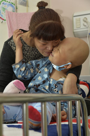 백혈병이 재발해 투병 중인 박정호 군의 어머니는 치료비 걱정에 아이에게 미안한 마음뿐이다. 성일권 기자 sungig@msnet.co.kr