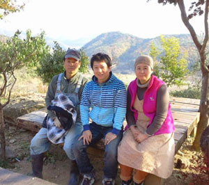 지난 2006년 귀농한 이정화, 배경주씨 부부는 부항면 대야리 오지마을로 귀농해 전자상거래를 통해 억대농의 꿈을 이뤄가고 있다.