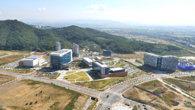 첨단의료복합단지에서 상업용 의약품과 의료기기를 생산할 수 있도록 9일 관련 법률이 개정되면서 첨복단지 활성화에 큰 보탬이 될 것으로 기대를 모은다. 대구경북첨복단지 전경
