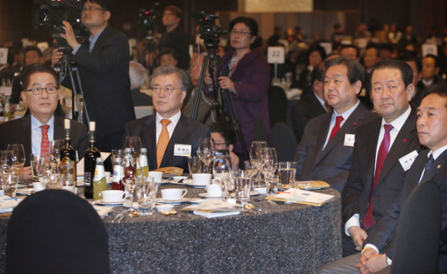 새누리당 김무성 대표와 새정치민주연합 문재인 대표 등이 10일 여의도 63빌딩에서 김대중평화센터 주최로 열린 김대중 전 대통령의 노벨평화상 수상 15주년 기념식에서 사회자의 발언을 듣고 있다. 연합뉴스